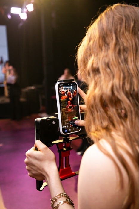 Helena gravando um evento